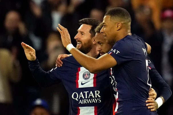 梅西、内马尔和姆巴佩开始了巴黎圣日耳曼的最后一场法甲联赛。